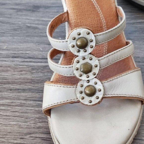 Clarks Strappy Sandals Sz 8 Beige Brown Leather Round Toe Slip On Heeled Sandal - Picture 7 of 15